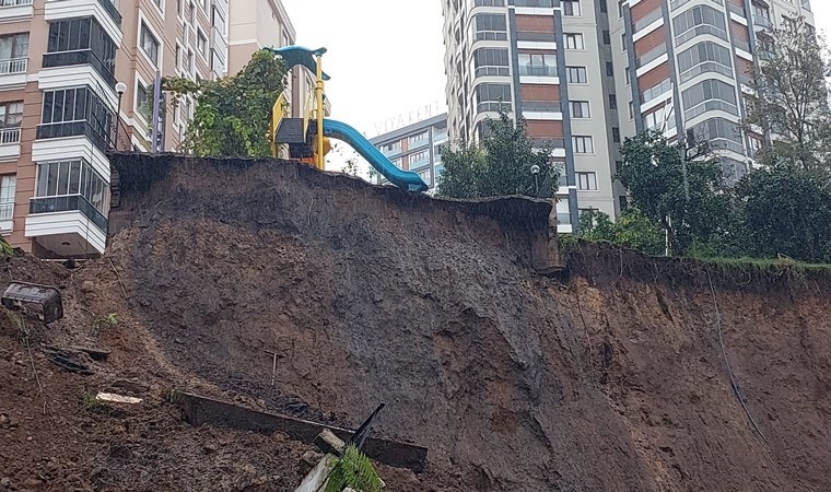 Rize’de korkutan heyelan... Çocuk parkı çöktü!