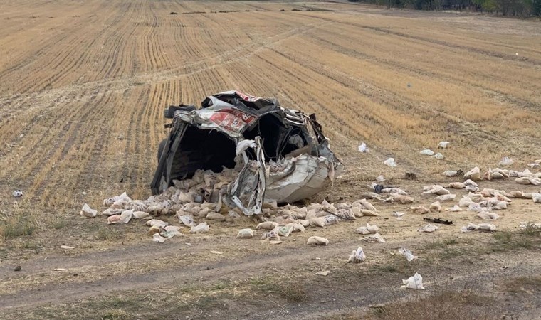 Lastiği patlayan minibüs şarampole devrildi: 2 yaralı