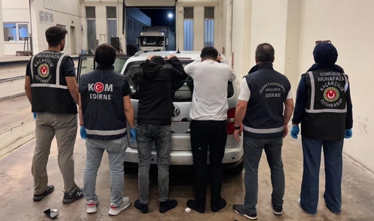 Edirne'de otomobilin gizli bölmesinde 2 kaçak göçmen yakalandı