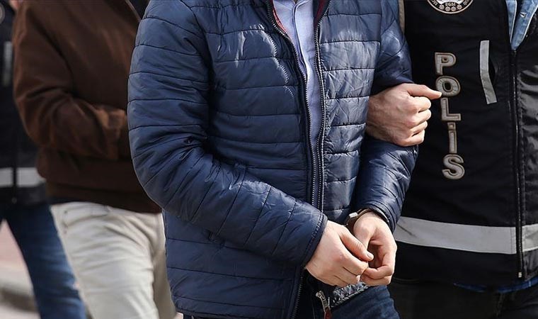 Polis, denetlemeden kaçan otomobili durdurdu: 2 gözaltı