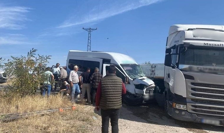 Yolcu minibüsü TIR'a çarptı: 11 yaralı