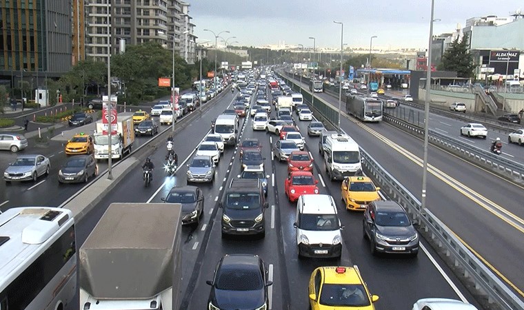 Sürücüler dikkat! 2025'te trafik cezaları ve harç ücretlerine yeni zamlar yolda! Ehliyet, pasaport ve geçiş ücretlerinde yeni rakamlar açıklandı