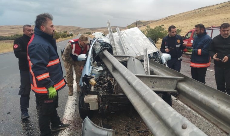 Sürücü, bariyere saplanan otomobilden sağ çıktı