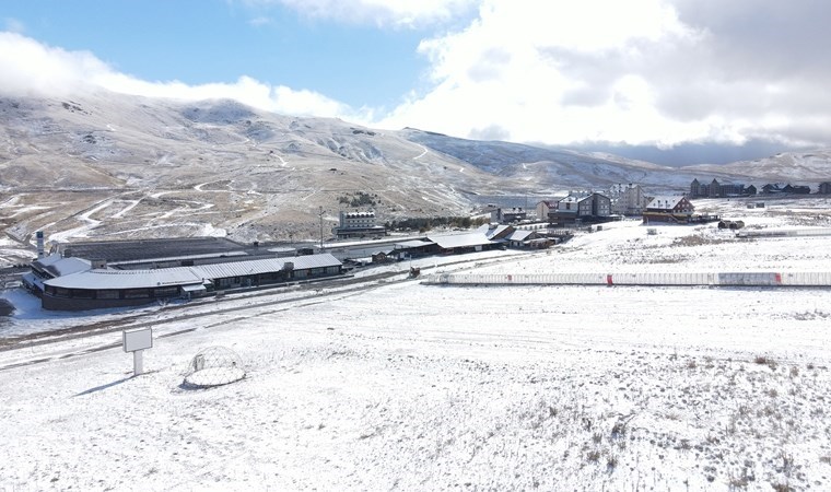 Erciyes'e mevsimin ilk karı yağdı