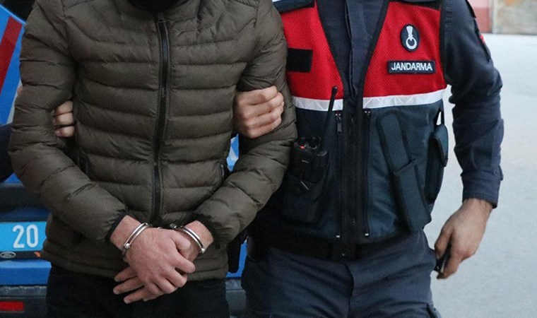 Araçtan 559 adet sentetik hap çıktı! Jandarmadan uyuşturucu tacirine suçüstü: 1 gözaltı