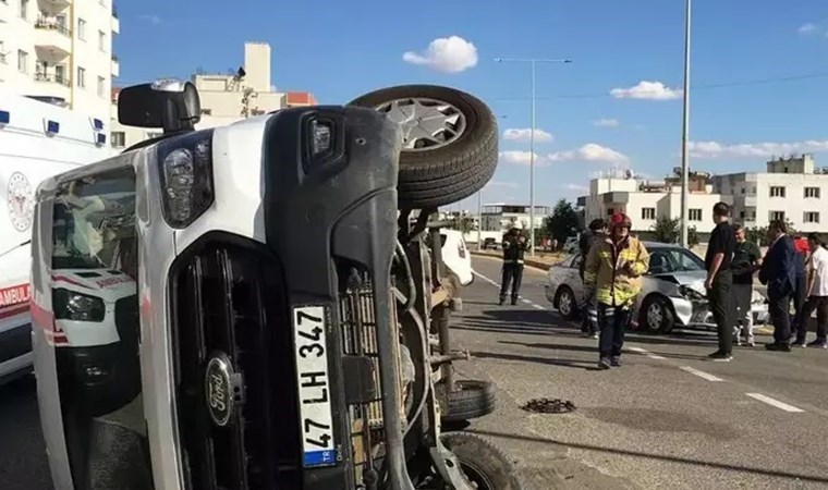 Mardin'de otomobil ile çarpışan minibüs devrildi: 3 yaralı