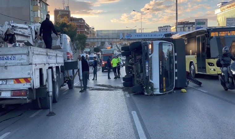 Pendik'te kamyonet devrildi, trafik durma noktasına geldi: Sürücünün ehliyeti yokmuş!