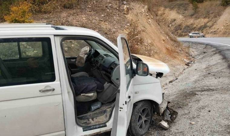 Otomobil ile minibüs kafa kafaya çarpıştı: 1’i ağır 10 kişi yaralandı