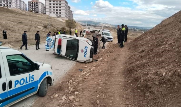 ‘Dur’ ihtarından kaçan ehliyetsiz sürücüyü takip eden polis otosu takla attı: 2 polis yaralandı