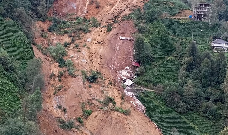 Rize'de heyelan: 2 boş ev toprak altında kaldı