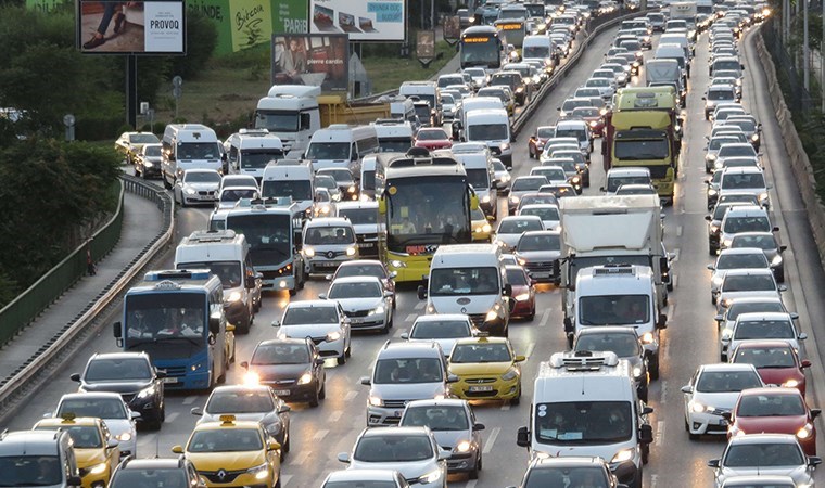 İstanbul trafiğinde 'pazartesi' etkisi: Yoğunluk yüzde 70 olarak ölçüldü!