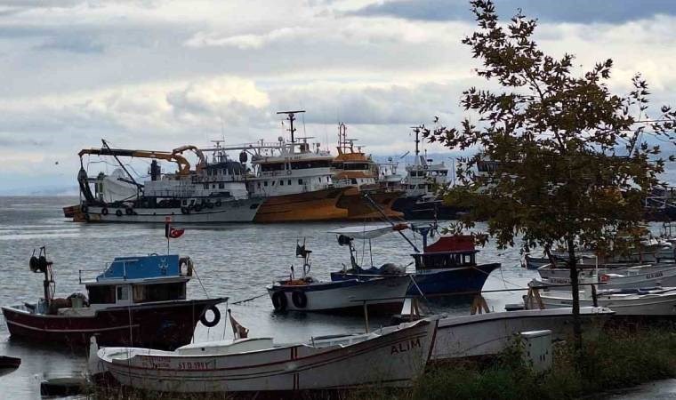 Balıkçı tekneleri şiddetli dalga ve fırtına yüzünden limanlara sığındı