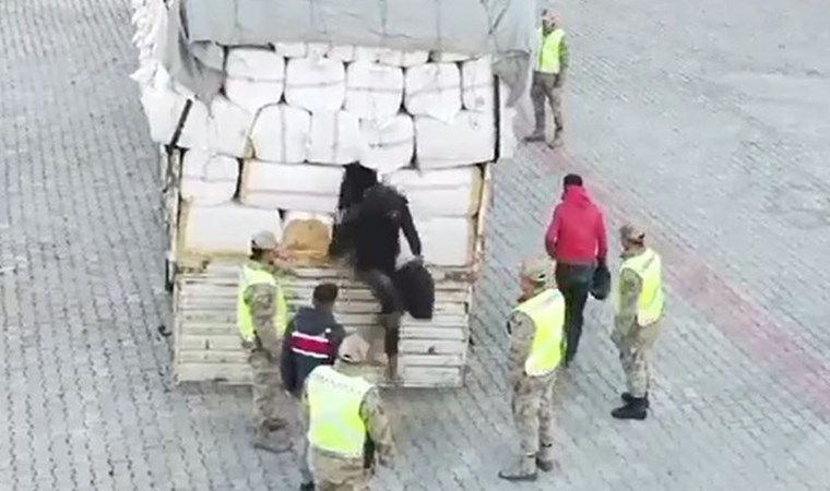 Saman balyası yüklü TIR'da 36 düzensiz göçmen yakalandı