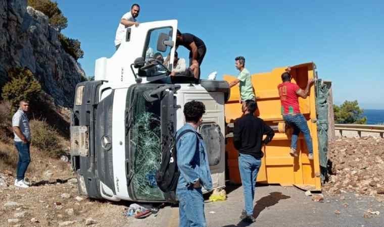 Hafriyat kamyonu devrildi: Yol 2 saat trafiğe kapandı