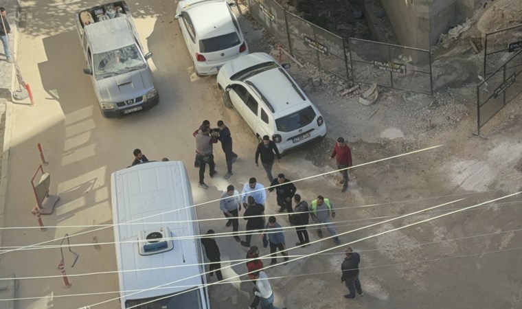 Mardin'de cadde ortasında yumruklu, sopalı kavga! Çevredekiler zor ayırdı...