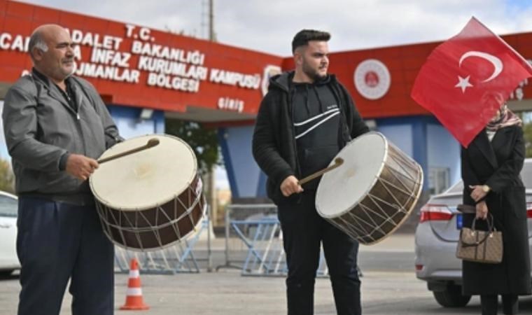 Şehit yakınları, FETÖ elebaşı Gülen'in ölüm haberini davul ve zurna eşliğinde kutladı