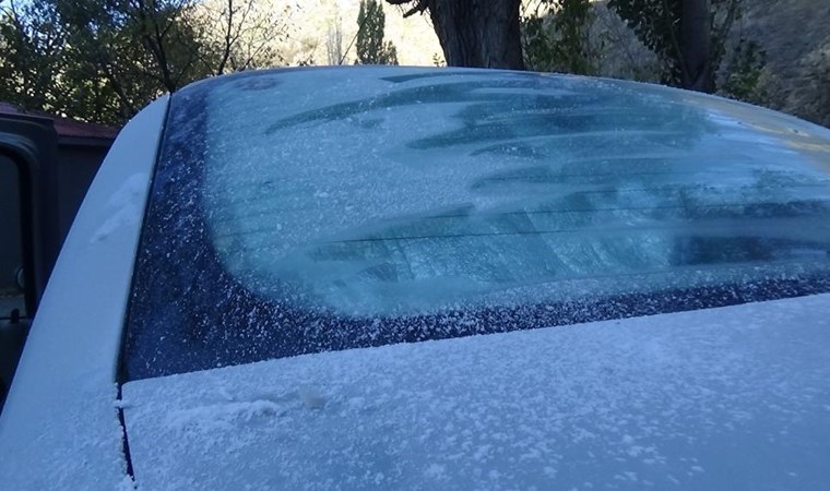 Kars buz kesti... Araçların camları dondu