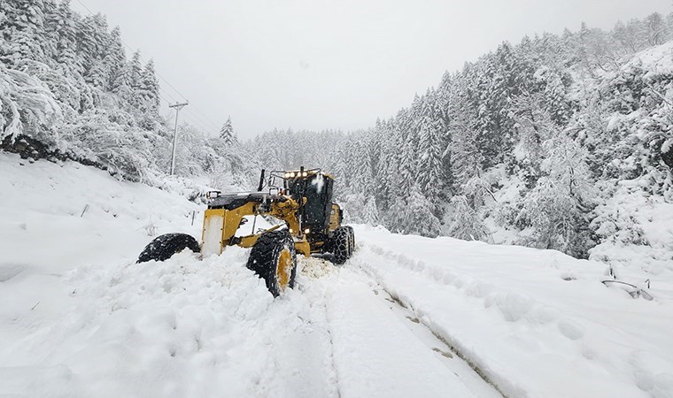 Rize'de 21 köy yolu kardan kapandı