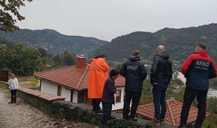 Artvin'de heyelan riski: Çatlaklar oluşan 8 ev boşaltıldı