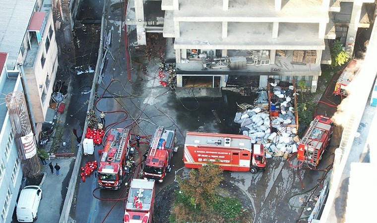 Zeytinburnu'ndaki iş merkezi yangını saatler sonra söndürüldü