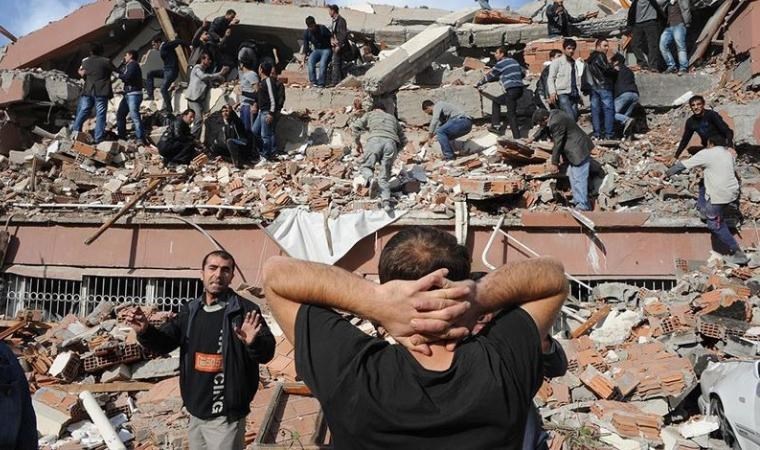 Van depreminde hayatını kaybedenler kabirleri başında anıldı