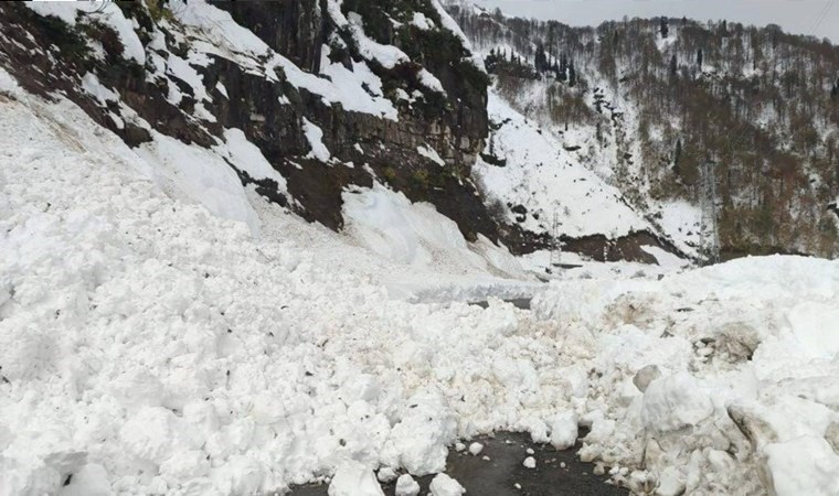 Artvin'de çığ... 6 köy yolu ulaşıma kapandı