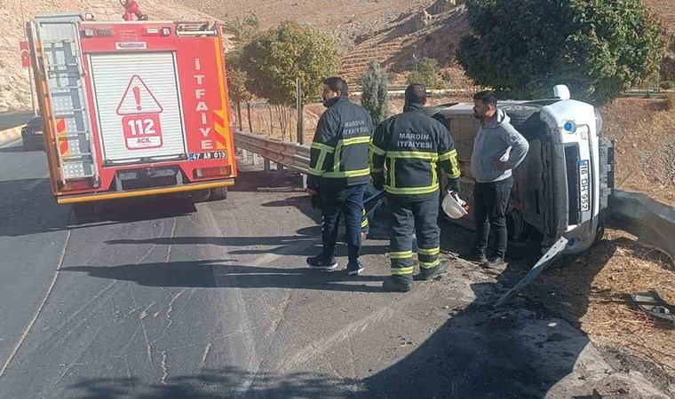 Mardin'de faciadan dönüldü! Hafif ticari araç devrildi: 1 yaralı