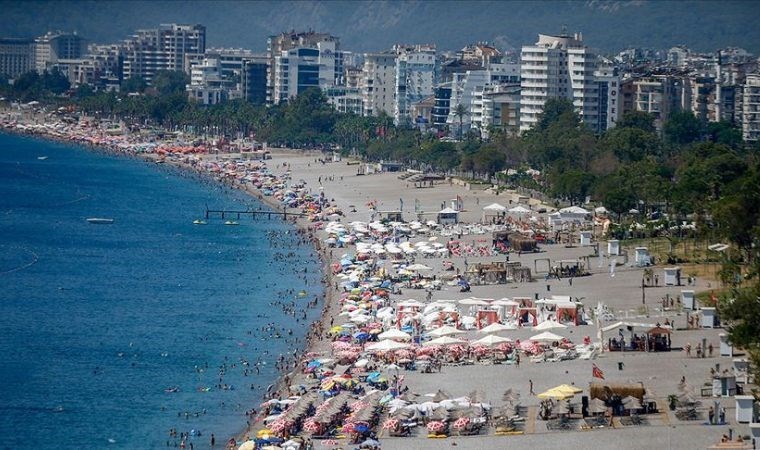 Antalya'da güneşli havayı fırsat bilenler denize girdi