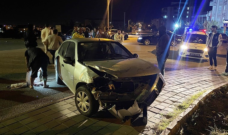 Edirne'de feci kaza! Otomobille hafif ticari araç çarpıştı: 3 yaralı