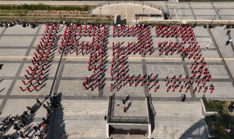 Cumhuriyet için 7’den 70’e zeybek oynadılar