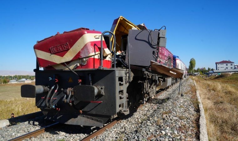 Yolcu treni beton pompasına çarptı!