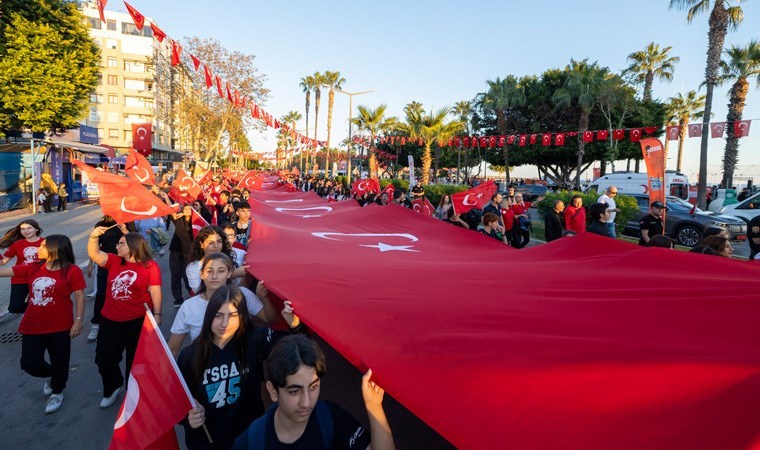 Mersin'de 101 metre uzunluğunda Türk bayrağıyla yürüyüş yapıldı