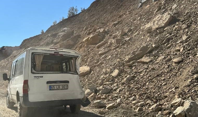 5 kişi içindeydi... Hakkari'de minibüsün üzerine kaya parçaları düştü!