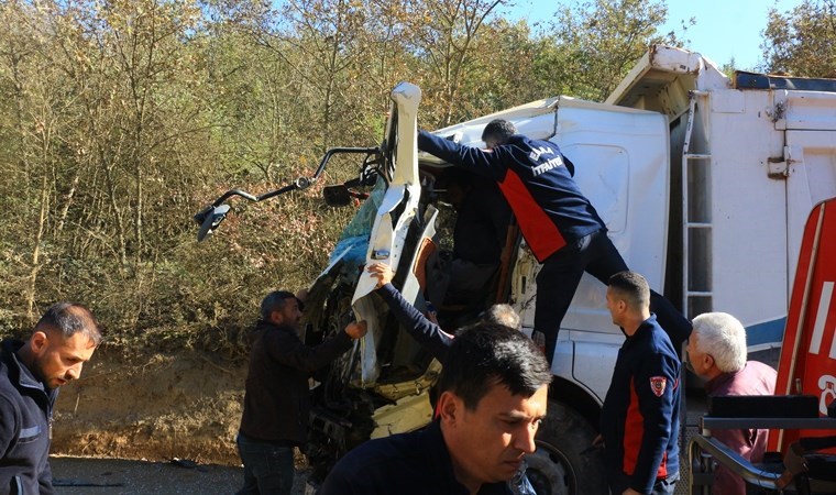 Tokat'ta hafriyat kamyonları çarpıştı: Sürücüler sıkıştı!