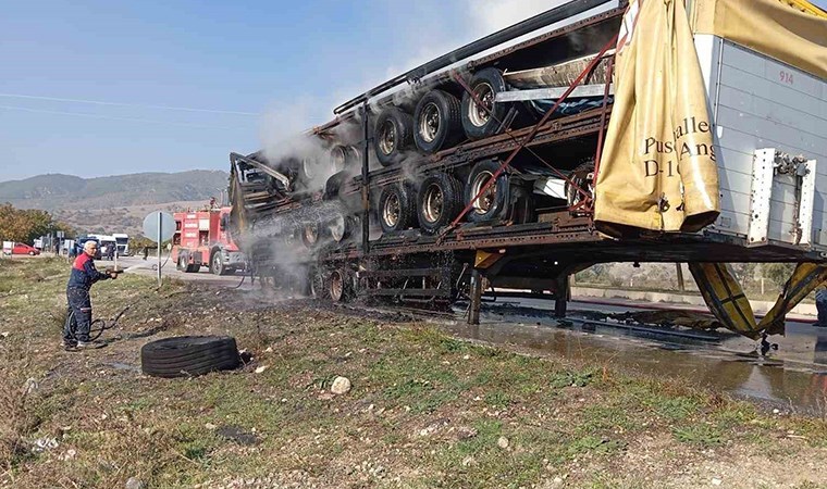 Amasya'da yangın paniği! Hurda yüklü TIR'ın dorsesi alevlere teslim oldu