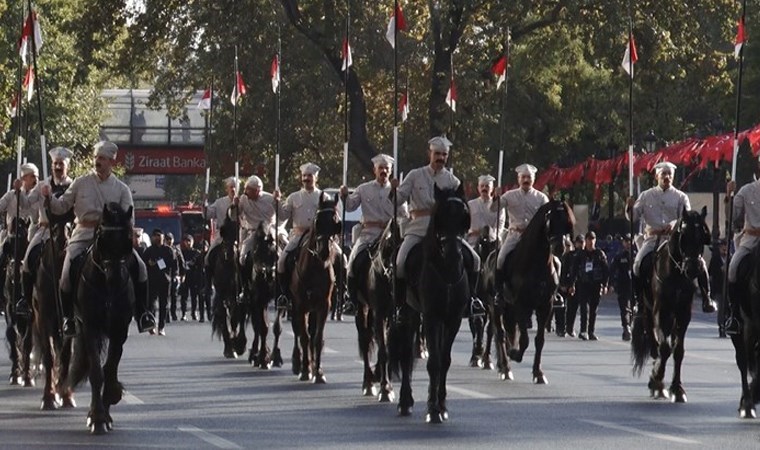 TBMM önünden ilk Meclis binasına ’29 Ekim’ korteji