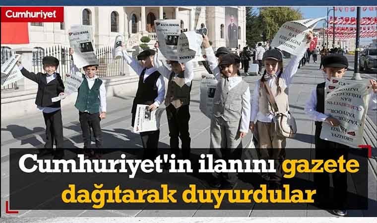 Minikler Cumhuriyet'in ilanını gazete dağıtarak duyurdu