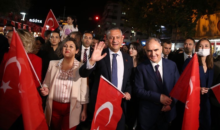 Özgür Özel, Manisa'da fener alayında yürüdü, konser dinledi