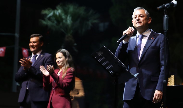 Özgür Özel, Manisa'da fener alayında yürüdü, konser dinledi