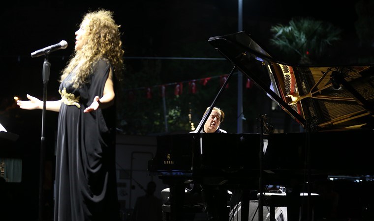 Özgür Özel, Manisa'da fener alayında yürüdü, konser dinledi