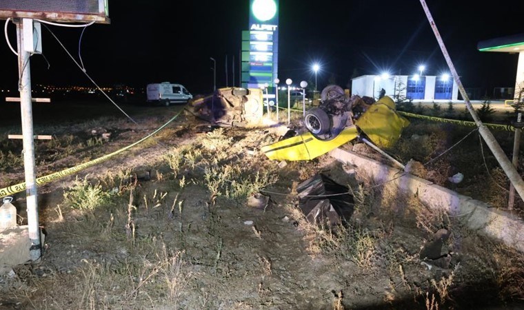 Aydınlatma direğine çarpan otomobil ikiye bölündü: 1 ölü, 3 yaralı