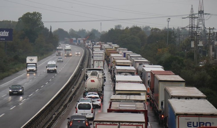 Yolcu otobüsü TIR'a çarptı... Kilometrelerce araç kuyruğu oluştu!