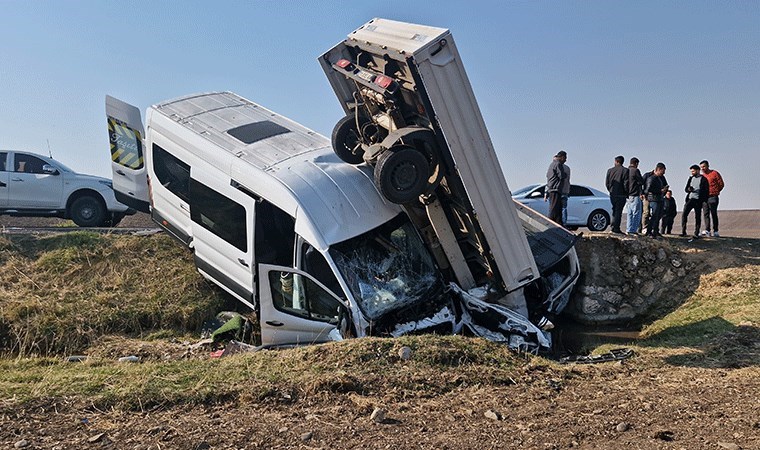 Diyarbakır’da zincirleme kaza: 15'i öğretmen, 17 yaralı!