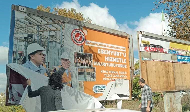 İlk icraat fotoğraf sökmek: Esenyurt'ta Ahmet Özer ve CHP duyuruları kaldırıldı