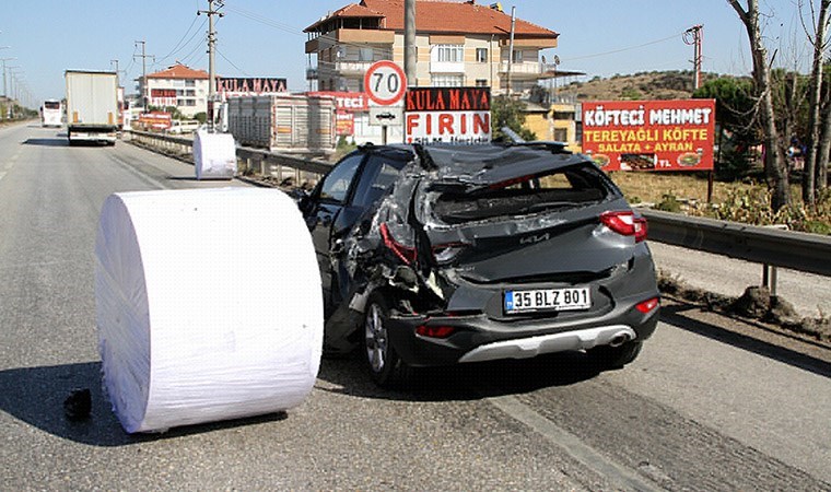 TIR'dan savrulan 'kağıt bobini' otomobilin üzerine düştü