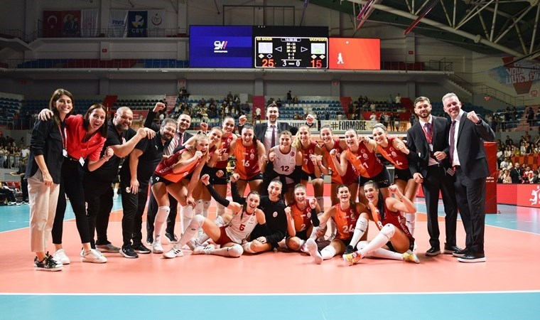 Galatasaray'dan 7 yıl sonra gelen zafer: Vakıfbank'ı set vermeden devirdi!