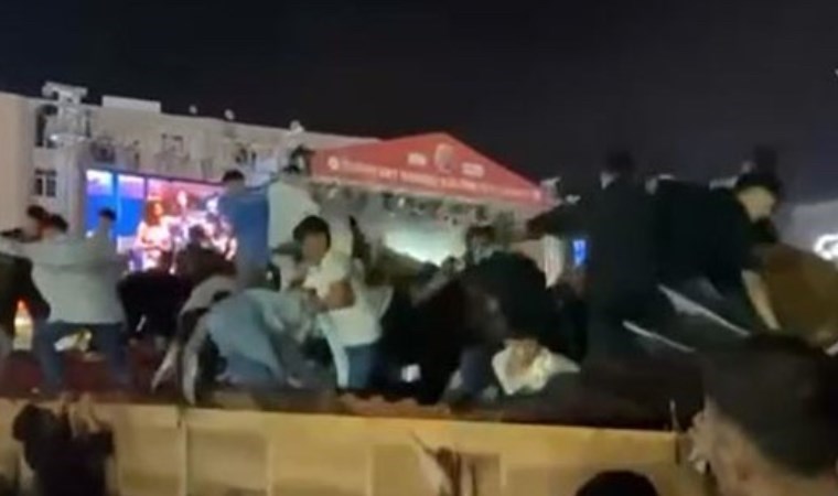 Konser'de ilginç anlar... Çıktıkları stant çöktü: Stant sahibi çevredekilere saldırdı