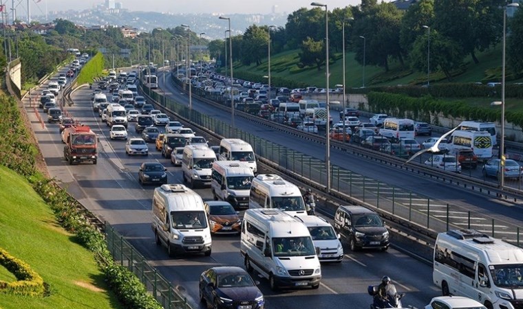 Sürücüler dikkat! 2025'te trafik cezaları ve harç ücretlerine yeni zamlar yolda! Ehliyet, pasaport ve geçiş ücretlerinde yeni rakamlar açıklandı