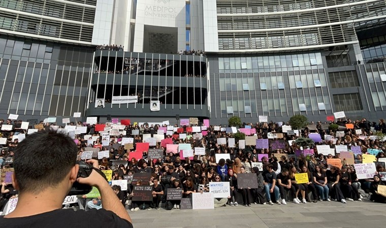 Üniversite öğrencileri kadın cinayetleri için siyah giyindi