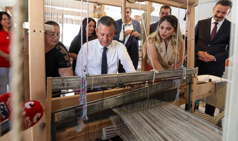 Özgür Özel Hatay'da dokuma atölyesini ziyaret etti, atkı dokudu